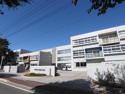 Junior high school. 600m to Garden junior high school (junior high school)