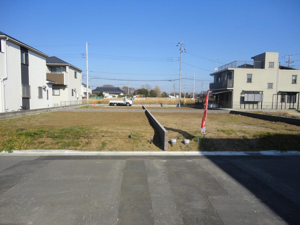Local photos, including front road. It has taken the 130 city blocks facing the southwest side front 6m road from the south. (December 2013) Shooting