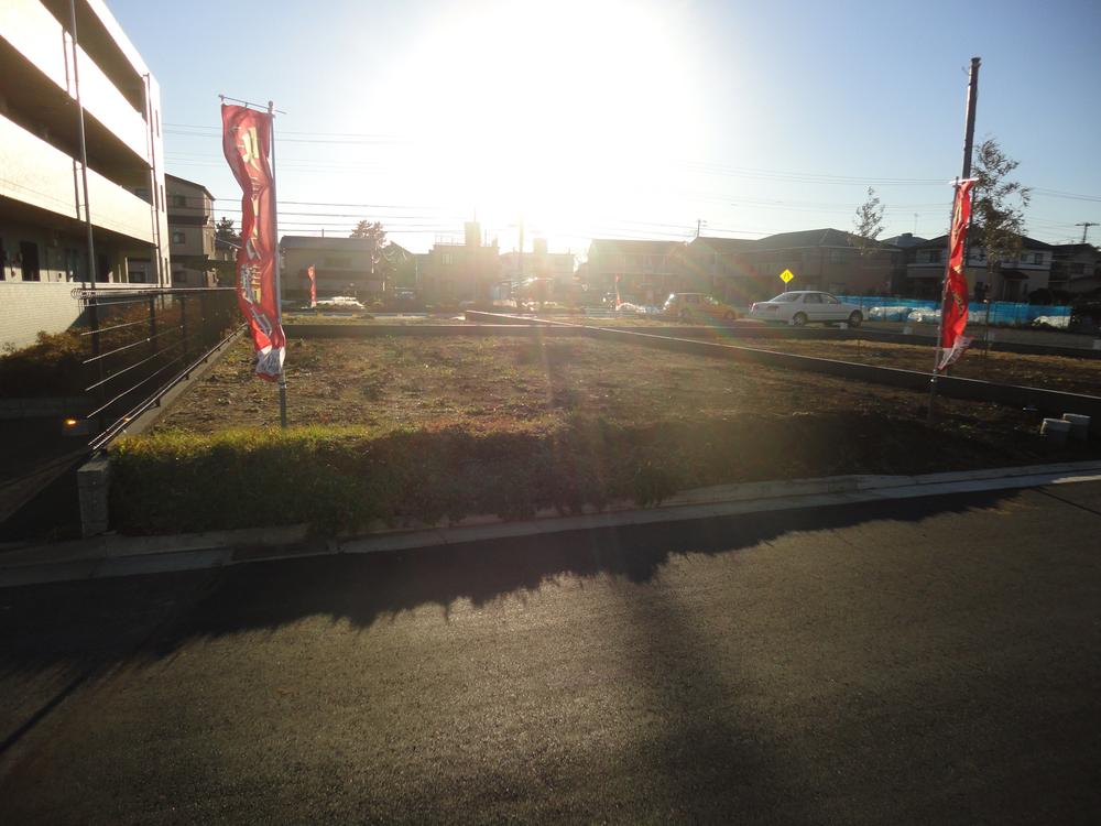 Local photos, including front road. 131 city blocks No. B land 2,280 yen. Shooting from the north. (December 2013) Shooting