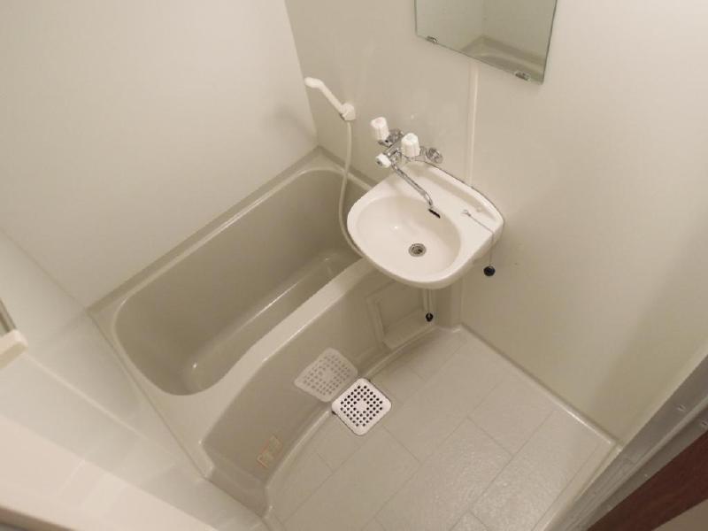 Bath. After all, happy bus Restroom ・ There is a wash basin in the bathtub