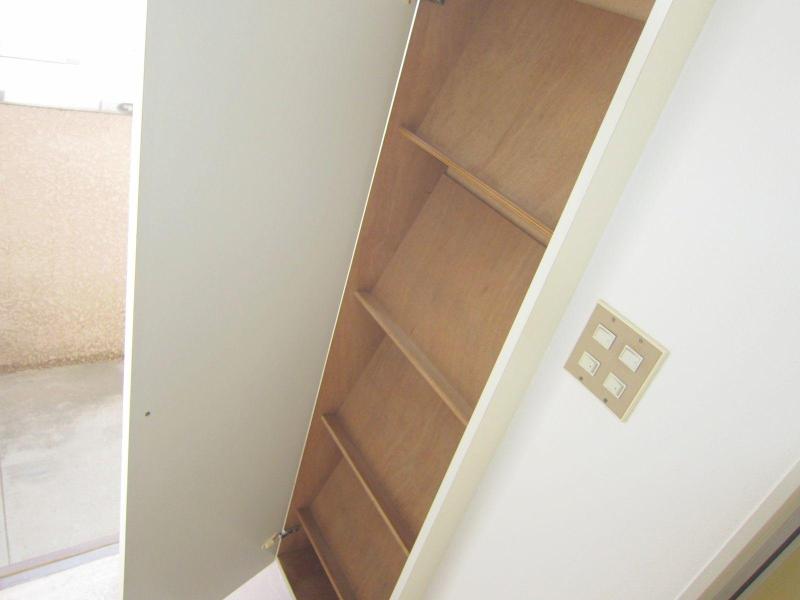 Entrance. There is also a storage space in the front door