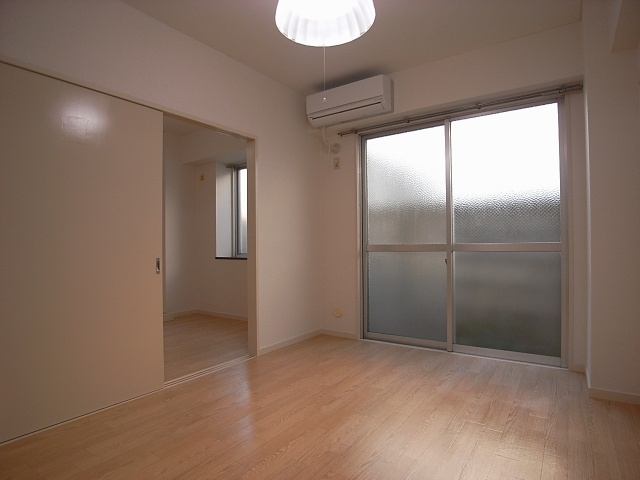 Living and room. 6 Pledge of Western-style.