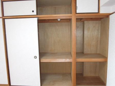 Receipt. Closet is a large capacity