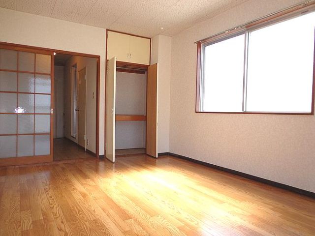 Living and room. Dihedral is daylight bright rooms.