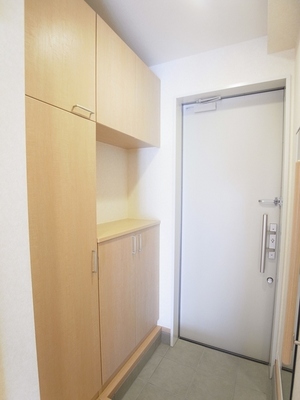 Entrance. Large shoe box Katazuki neat have been installed.