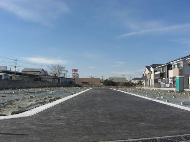 Local photos, including front road. Local (January 2013) has been shooting the second quarter road completed