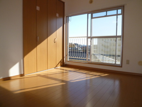 Living and room. Western-style 6 Pledge, Right