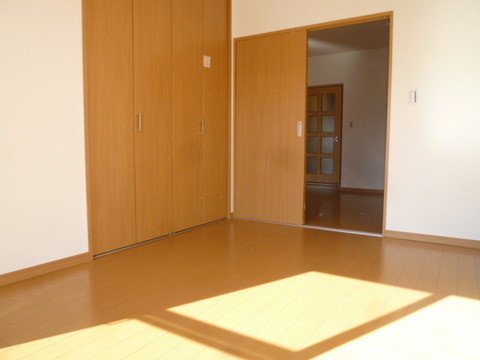 Living and room. Western-style 6 Pledge, left