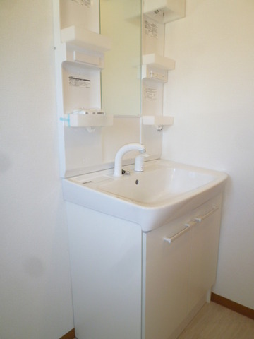 Washroom. Wash basin (already new replacement)