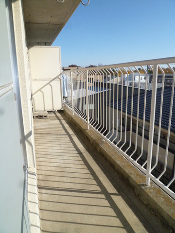 Balcony. South-facing balcony day is good