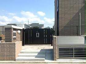 Other. Security: auto-lock gate