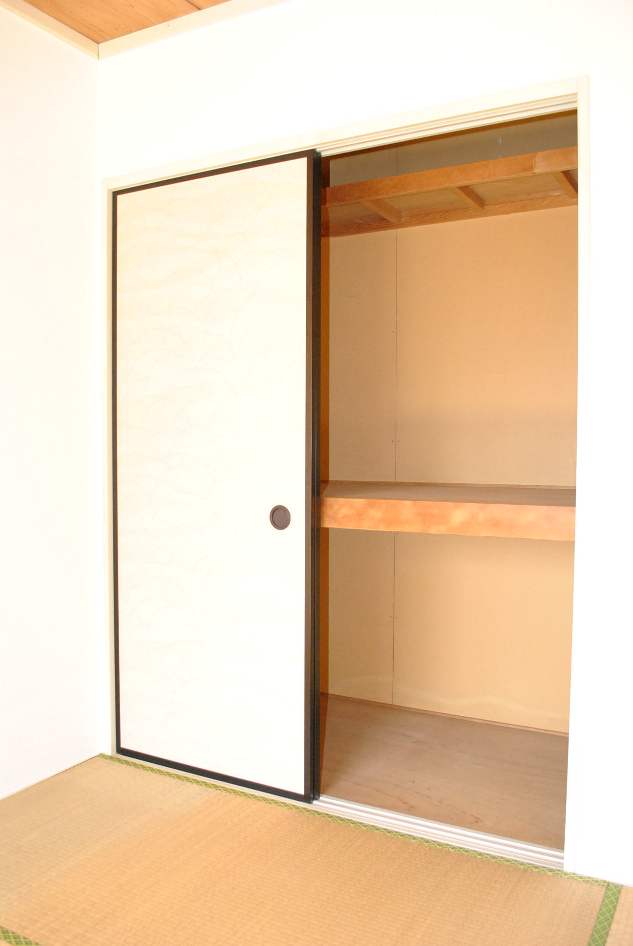 Receipt. Closet (southwest side of Japanese-style room 6 quires)