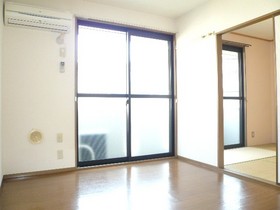 Living and room. Good per yang. Inverted type. 