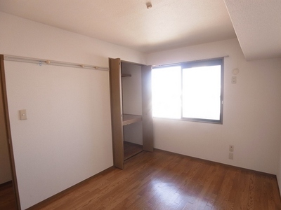 Living and room. The north side of the Western-style. Below the window there is a flower box.