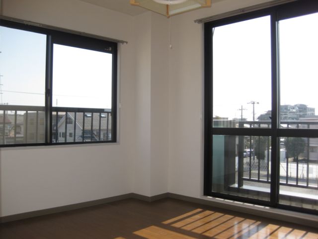 Living and room. Good day in the two-sided lighting ☆