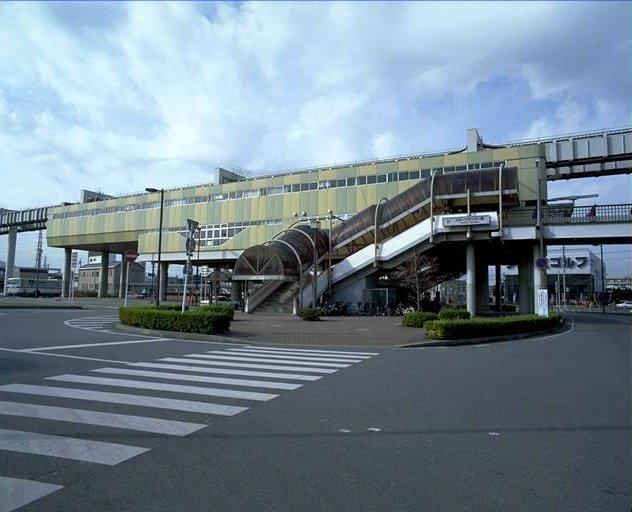 station. 1760m to the Sports Center Station