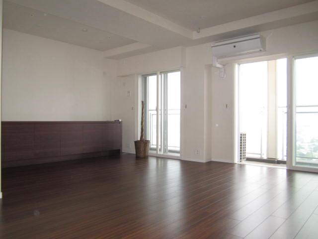 Living. About Spacious living room of 20.8 quires. Also it comes with floor heating