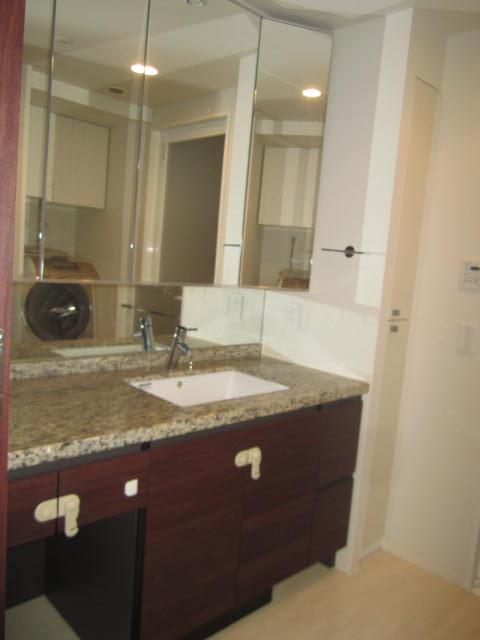 Wash basin, toilet. Full of clean bowl-integrated basin counter This is useful in a three-sided mirror housing.