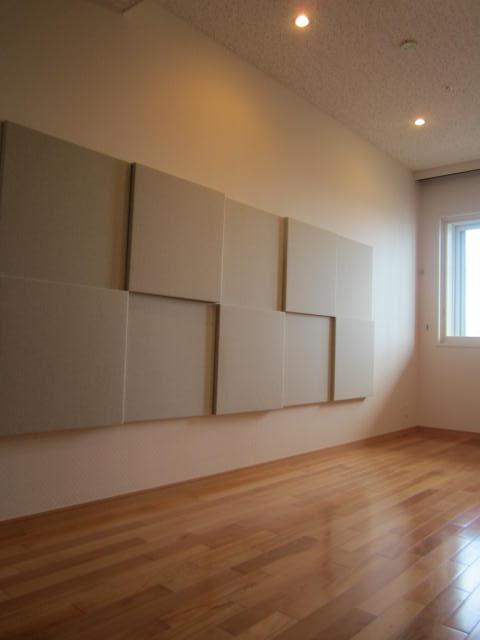 Non-living room. It is easy to match the natural system of the flooring of the furniture.