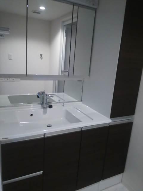 Wash basin, toilet. Indoor (12 May 2013) Shooting