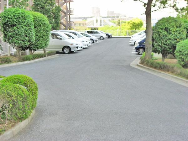 Parking lot. Main entrance is next to the flat parking lot.