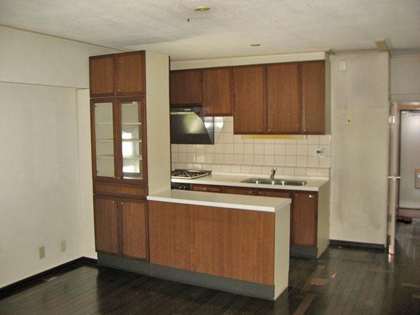 Living. Between the living room and the kitchen there is a storage and kitchen counter, Making it very easy to use.