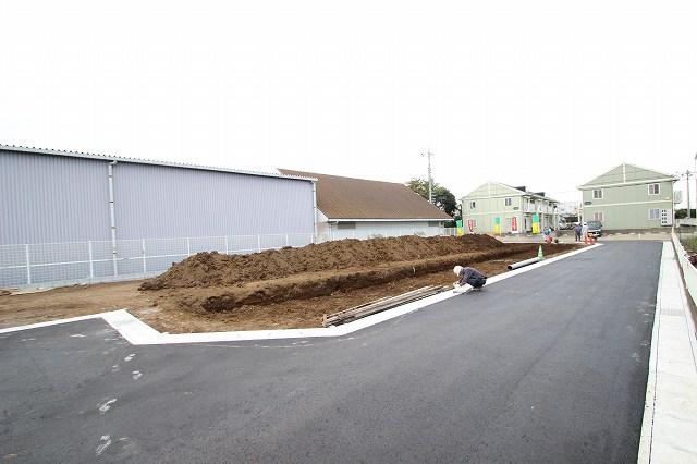 Local photos, including front road. Local (10 May 2013) Shooting