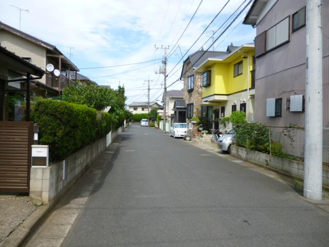 Local photos, including front road. Site northwest side road (width about 5.8m)