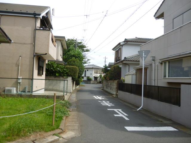 Local photos, including front road. Site southwest side of the road (width about 4.5m)