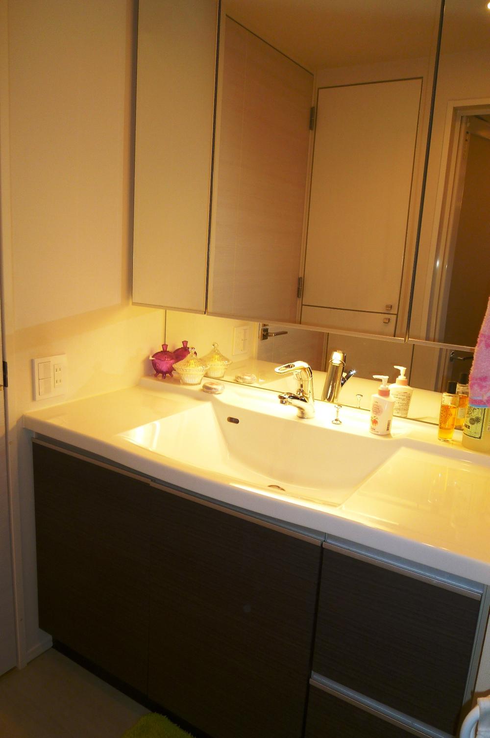 Wash basin, toilet. Indoor (12 May 2012) shooting