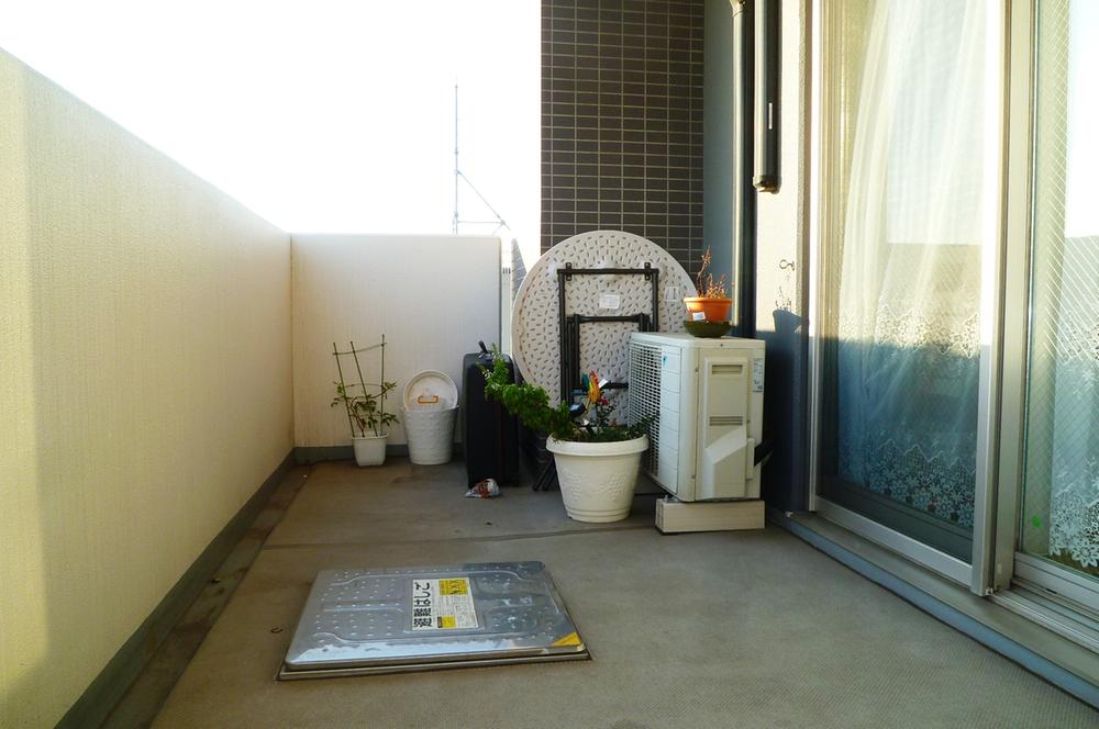 Balcony. Southwest side balcony (December 2012) Shooting