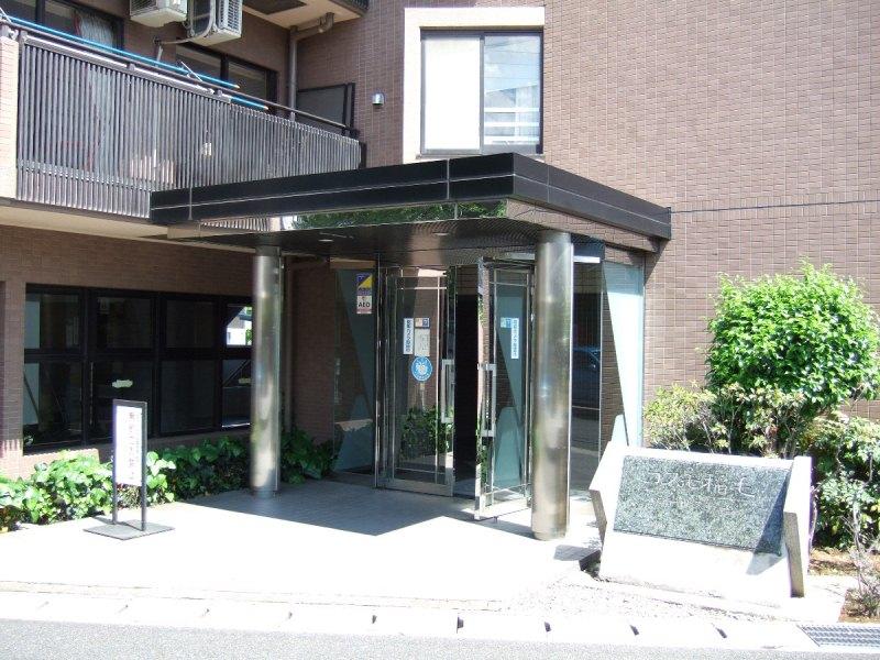 Entrance. Common areas