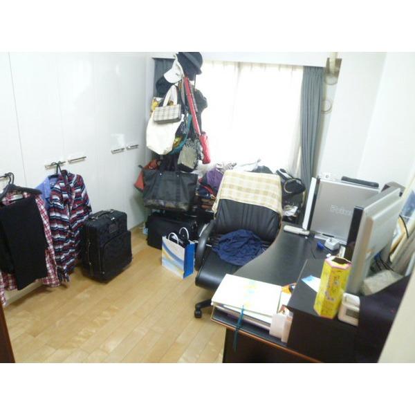 Non-living room. East side Western-style 5 Pledge