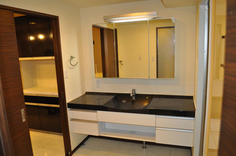 Wash basin, toilet. Wash basin reminiscent of the hotel