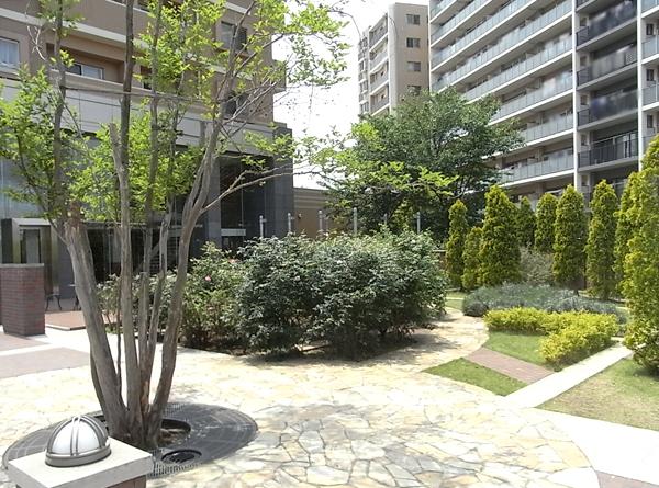 Other common areas. Shared space on-site! There is also green, In the back there is also a bench that can break.