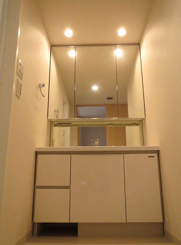 Wash basin, toilet. Wash basin of three-sided mirror. State is also very beautiful.