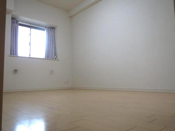 Non-living room. North is about 7 Pledge of Western-style. Flooring is also a room of bright impression has been based on white.