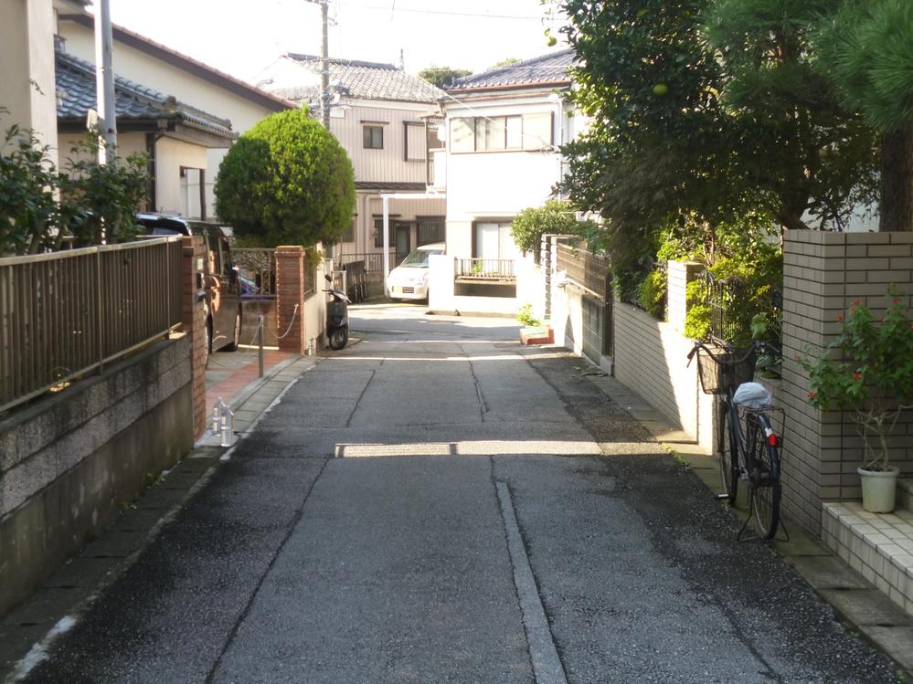 Local photos, including front road.  [ Local road photo ]  Traffic volume is low. 