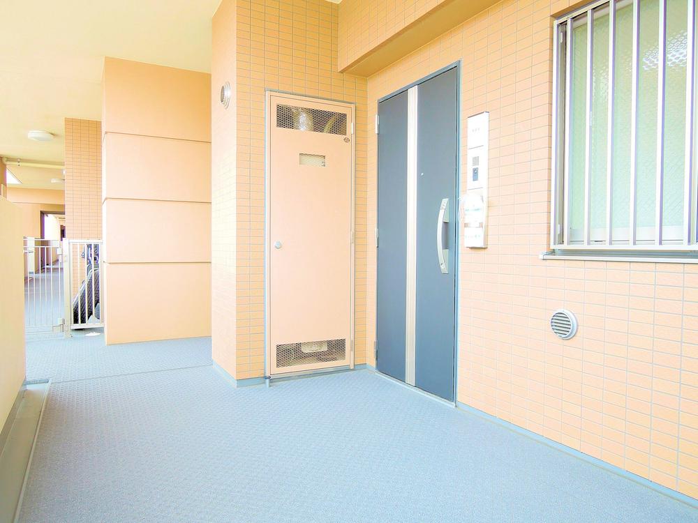 Entrance. Local (11 May 2013) Shooting