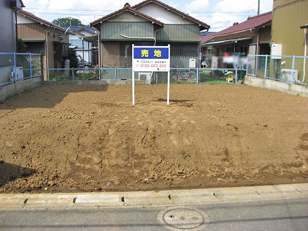 Local land photo. It is a quiet residential area. It is a photograph from the front. You see that the sun is firmly hit