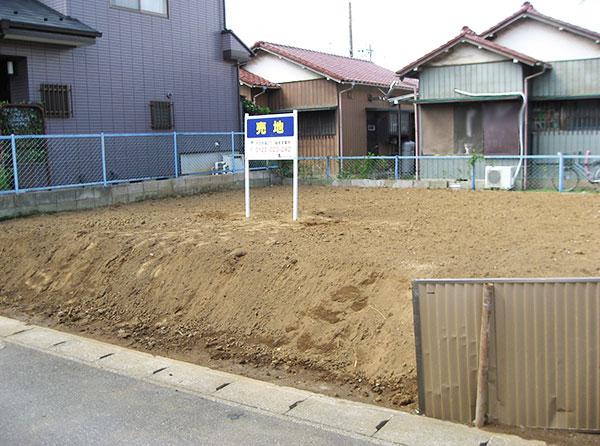 Local photos, including front road. Frontal road Public road is 3.985m. It is a photograph from the east side. 
