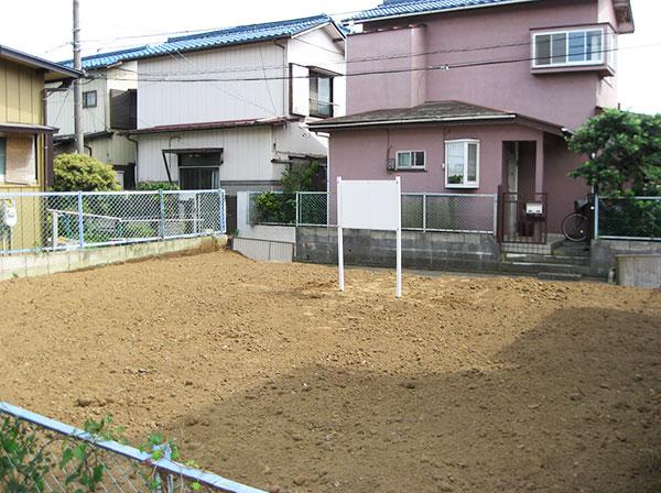 Local land photo. It is a photograph from the west. 