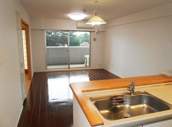 Living. LDK is, About 15.4 Pledge Widely felt because there is no structure with storage in the kitchen top. Plus point also with counter