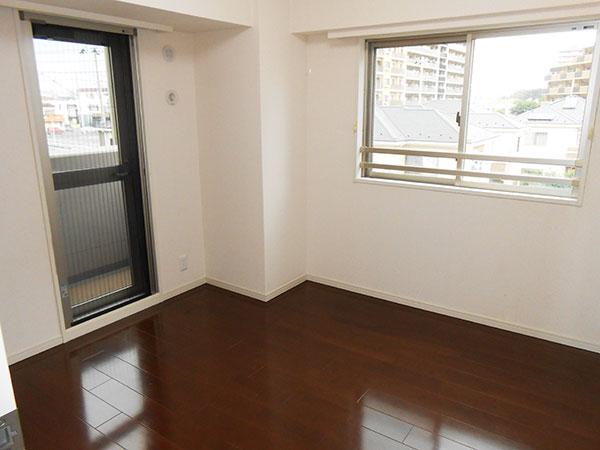 Non-living room. Western-style about 6 Pledge is, A balcony. Also it comes with storage abundant walk-in closet.