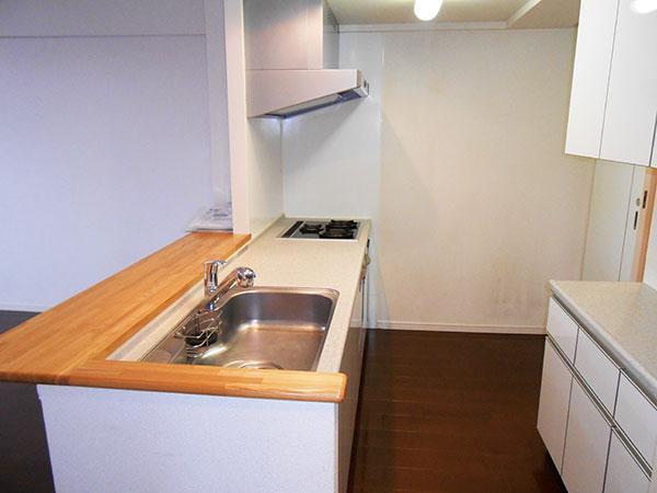 Kitchen. Open type of kitchen, About 3.4 Pledge Glass top stove, Concrete with cupboard, Disposer, It is with a water purifier.