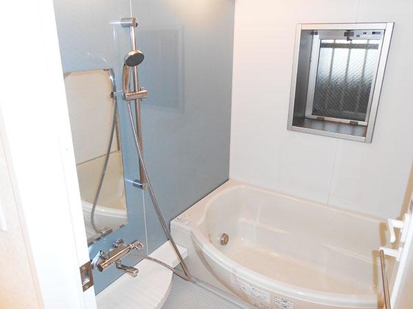 Bathroom. In bathroom, Adopt a shell-type tub (low-floor bathtub). Also it comes with bathroom ventilation dryer.