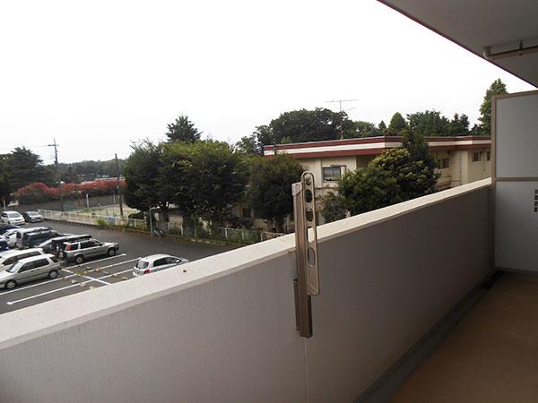 Balcony. Balcony of LD side of the depth of about 2m Front has become a parking lot.