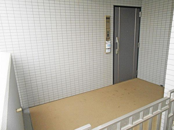 Entrance. Providing a pouch with a gate, Ensure the independence and privacy