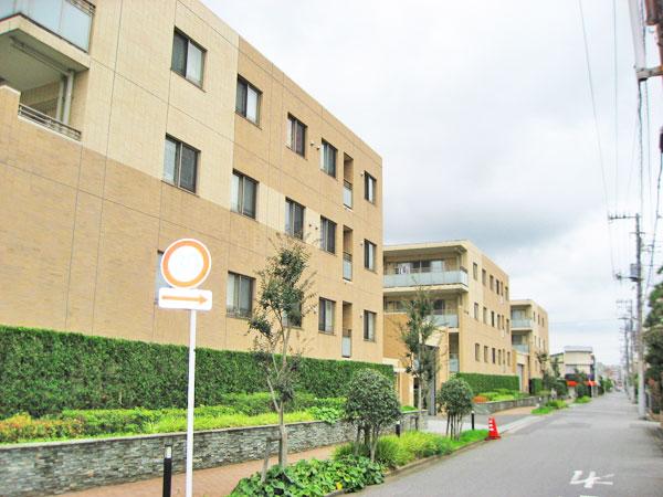 Local appearance photo. A total of condominium of the total number of units 249 units consists of three buildings.