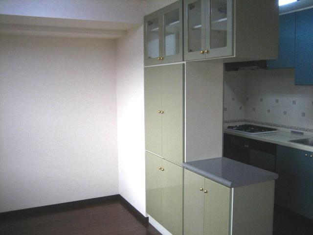 Receipt. Equipped with a storage that can be used from both sides in the kitchen!